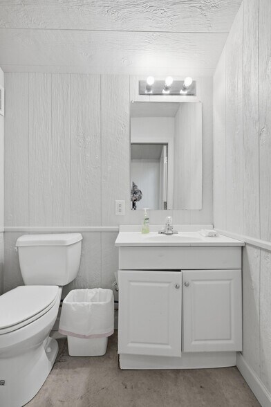 More Photos Of 2307 Missouri Ave, Carthage Light Distribution For Sale