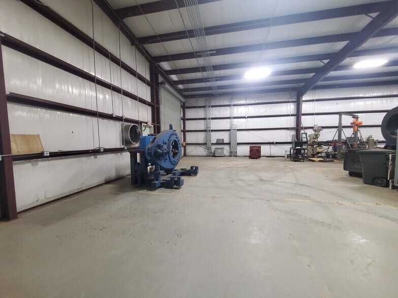More Photos Of 2418 N Frazier St, Conroe Light Manufacturing For Lease