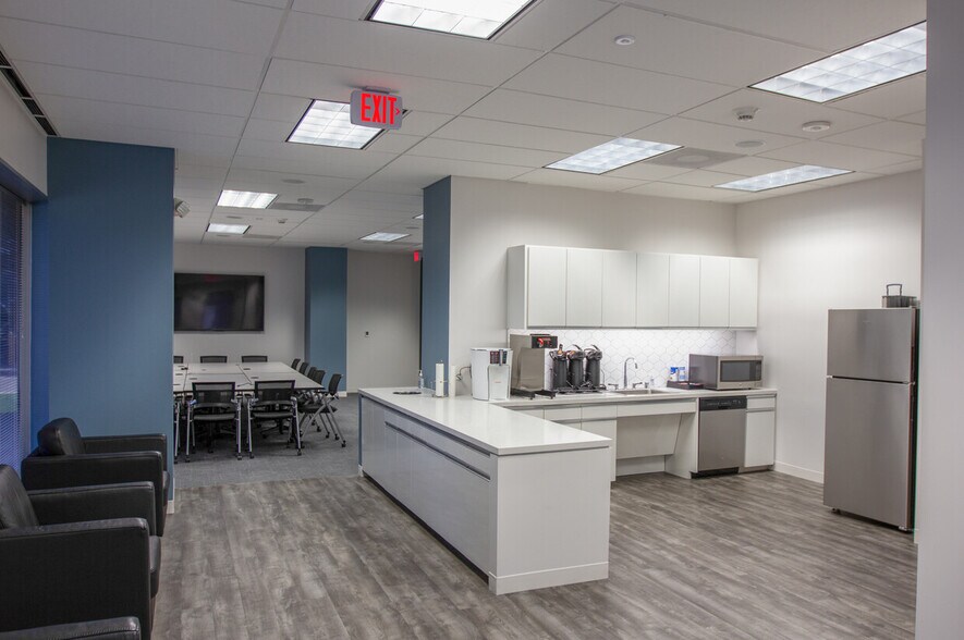 More Photos Of 2301 E Lamar Blvd, Arlington Unknown For Lease