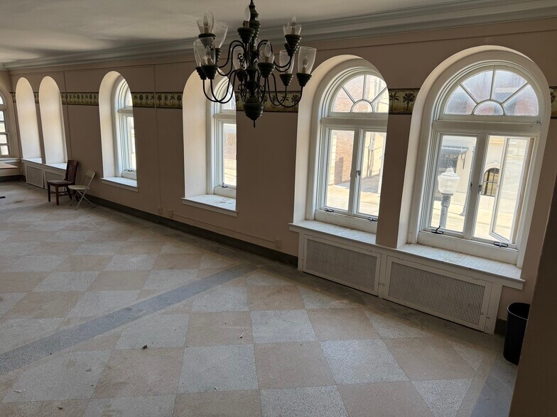 More Photos Of 12 E Main St, Chanute Hotel For Sale