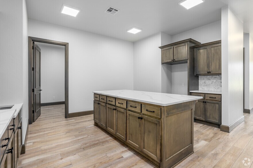 More Photos Of 2900 Washington Dr, Norman Unknown For Lease