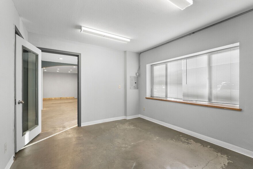 More Photos Of 80 E Wilbur Ave, Coeur d'Alene Service For Lease