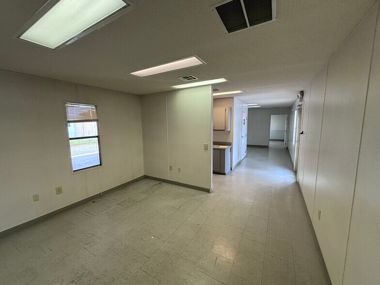 More Photos Of 19300 Valdosta Hwy, Valdosta Light Distribution For Lease