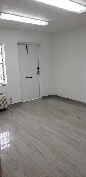 More Photos Of 216 NE 33rd St, Oakland Park Warehouse For Lease