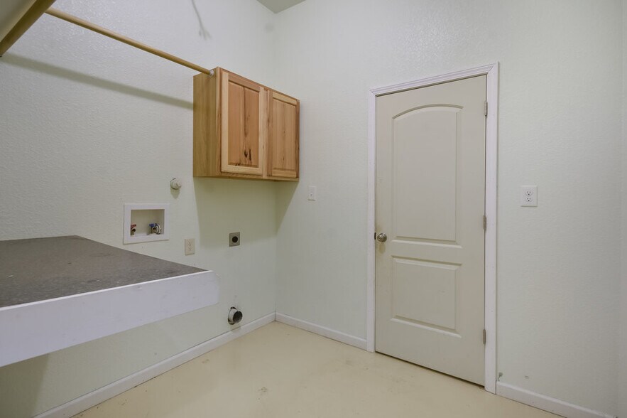 More Photos Of 15014 Iowa St, Austin Office Residential For Sale