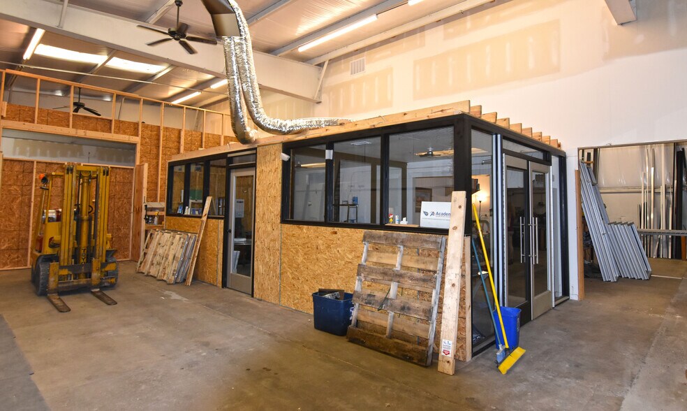 More Photos Of 300 Eddy Ct, Franklin Warehouse For Lease