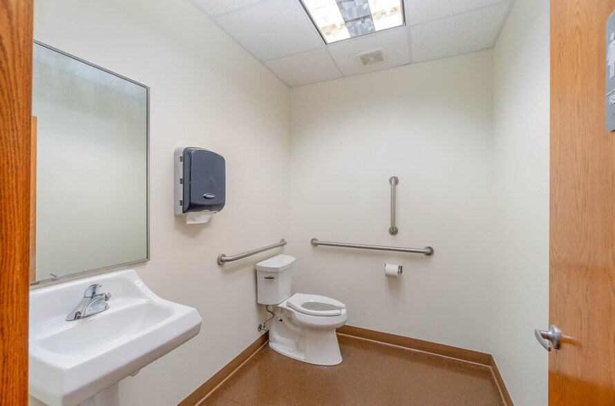 More Photos Of 5225 Hampton Pl, Saginaw Medical For Sale