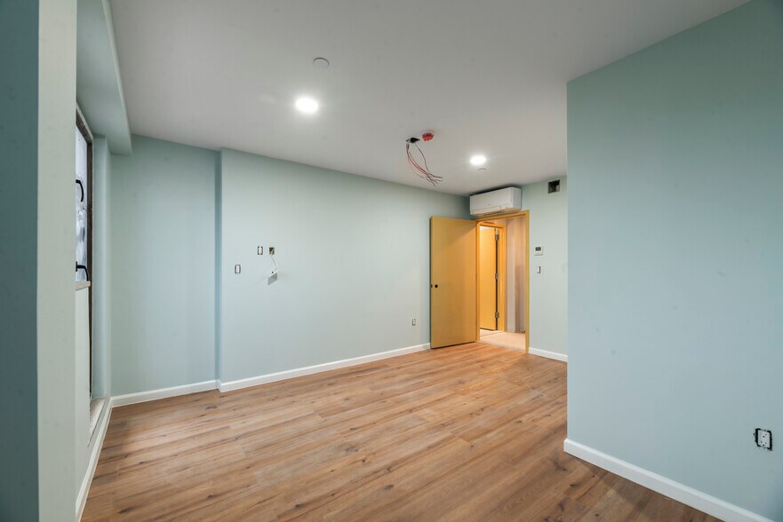 More Photos Of 14 Olive St, Brooklyn Hotel For Lease