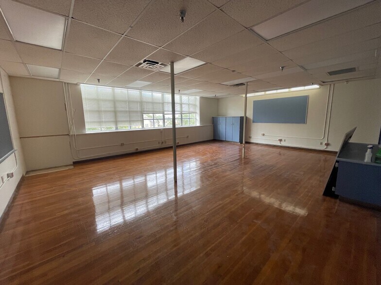 More Photos Of 216 E College St, Seguin Flex For Sale