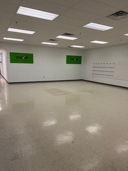 More Photos Of 3212-3214 Auburn St, Rockford Storefront For Lease