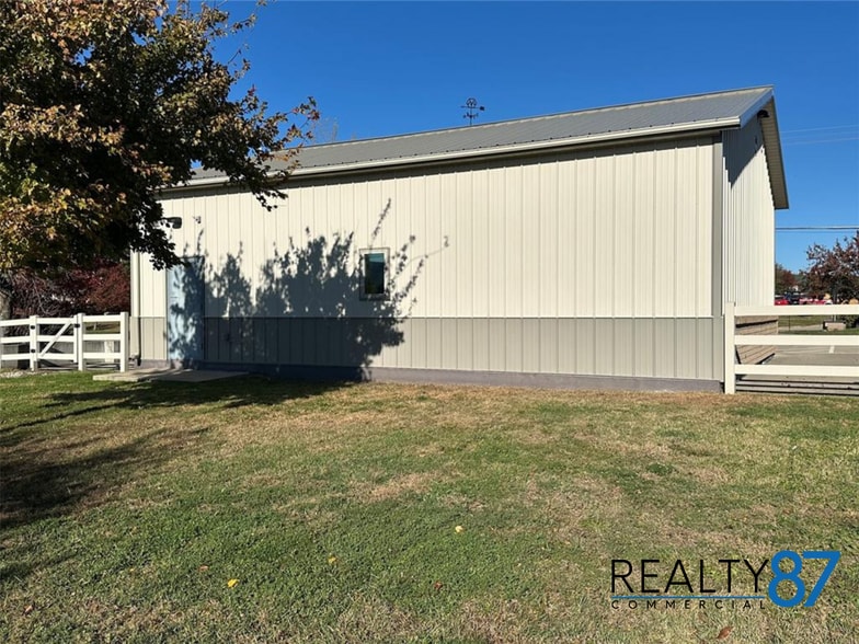 More Photos Of 1210 N Center Point Rd, Hiawatha Office For Sale