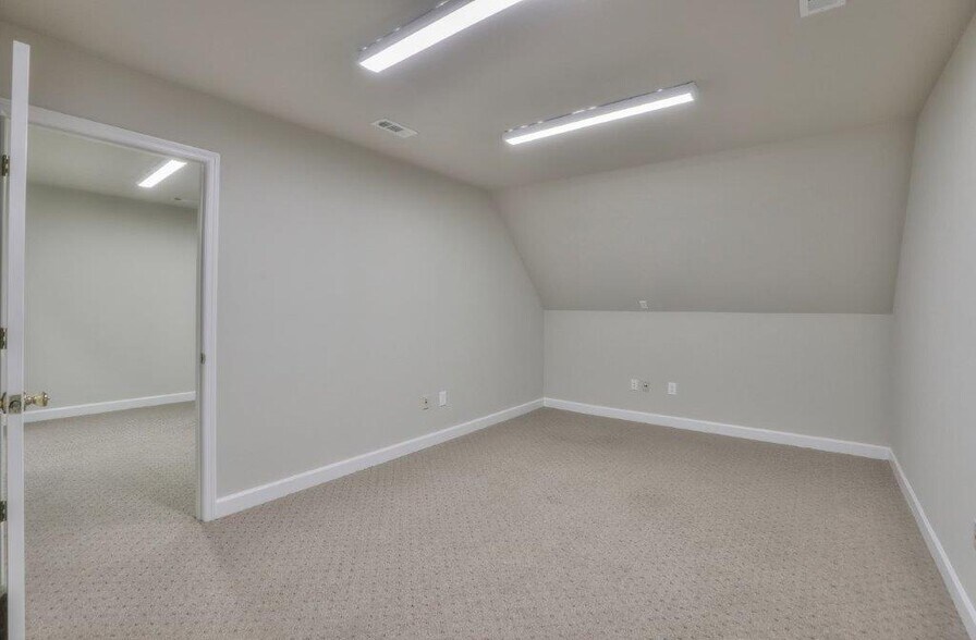 More Photos Of 1404 N Main St, Shelbyville Office Residential For Lease