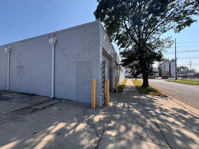 More Photos Of 1017 S Logan St, Mishawaka Manufacturing For Lease