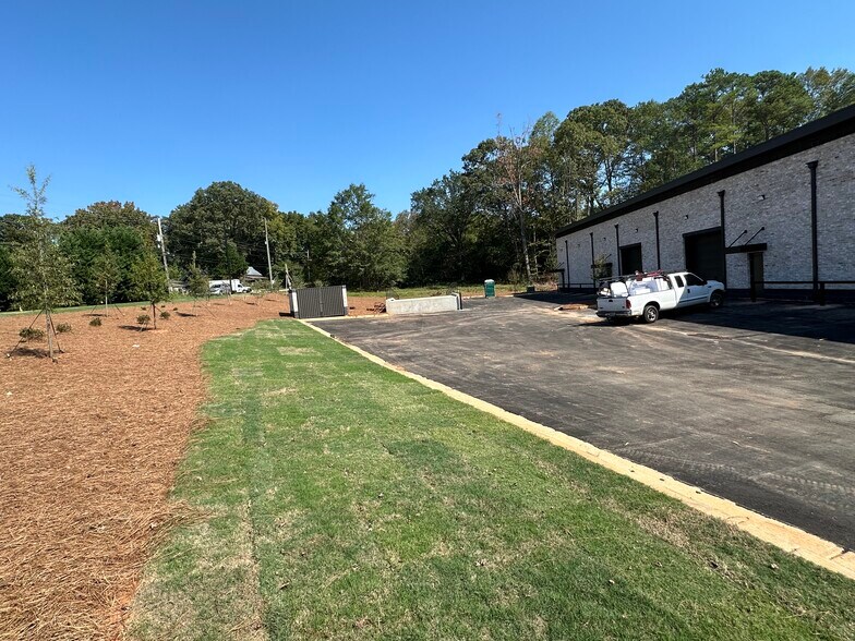 More Photos Of 2533 S Waterworks Rd, Buford General Retail For Sale