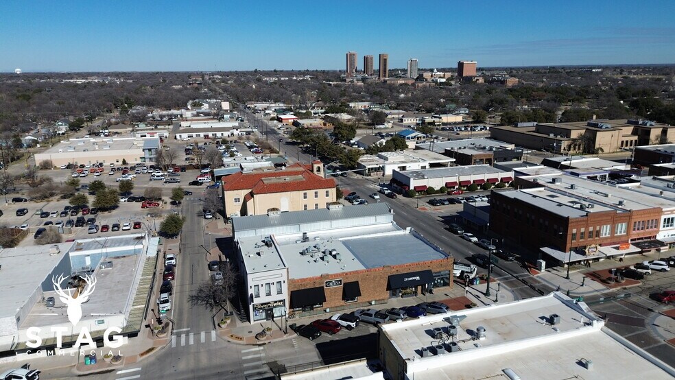 More Photos Of 208 W Oak St, Denton Storefront For Lease