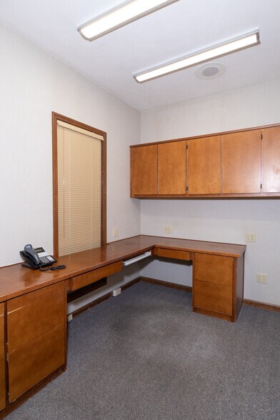 More Photos Of 3830 Rosemont Dr, Columbus Office For Sale