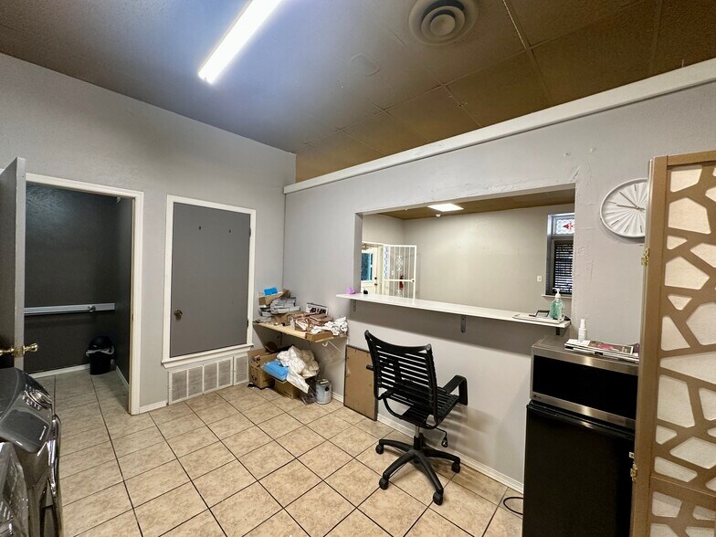 More Photos Of 3509 McNiel Ave, Wichita Falls Flex For Lease
