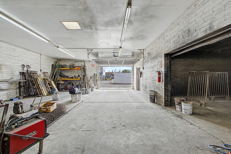 More Photos Of 6819 N 55th Dr, Glendale Warehouse For Lease