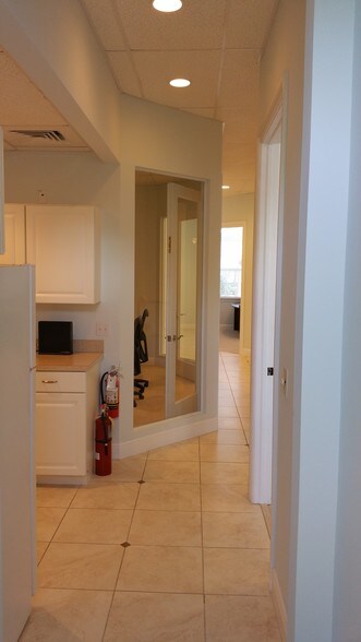 More Photos Of 1935 Commerce Ln, Jupiter Office For Lease