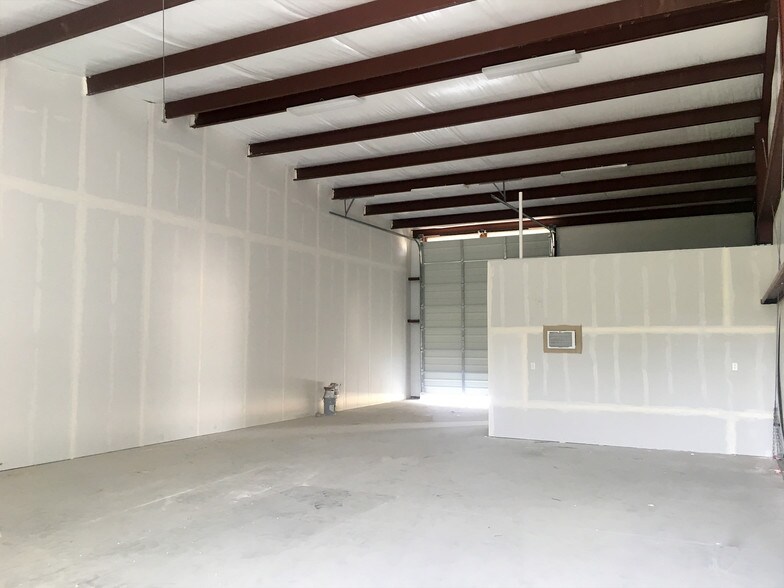 More Photos Of 520 County Road 108, Hutto Warehouse For Lease