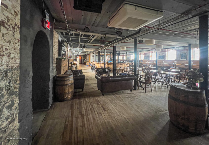 More Photos Of 63 Flansburg Ave, Dalton Flex For Sale