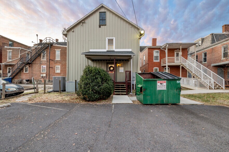 More Photos Of 37 W Middle St, Gettysburg Storefront Retail Residential For Lease