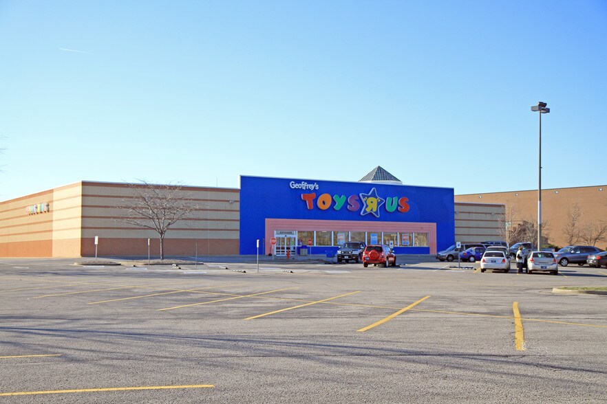 More Photos Of 951 E Lewis And Clark Pky, Clarksville Department Store For Lease