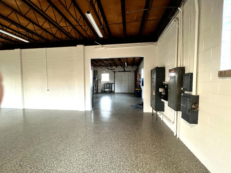 More Photos Of 1935 Stanley St, Northbrook Warehouse For Lease
