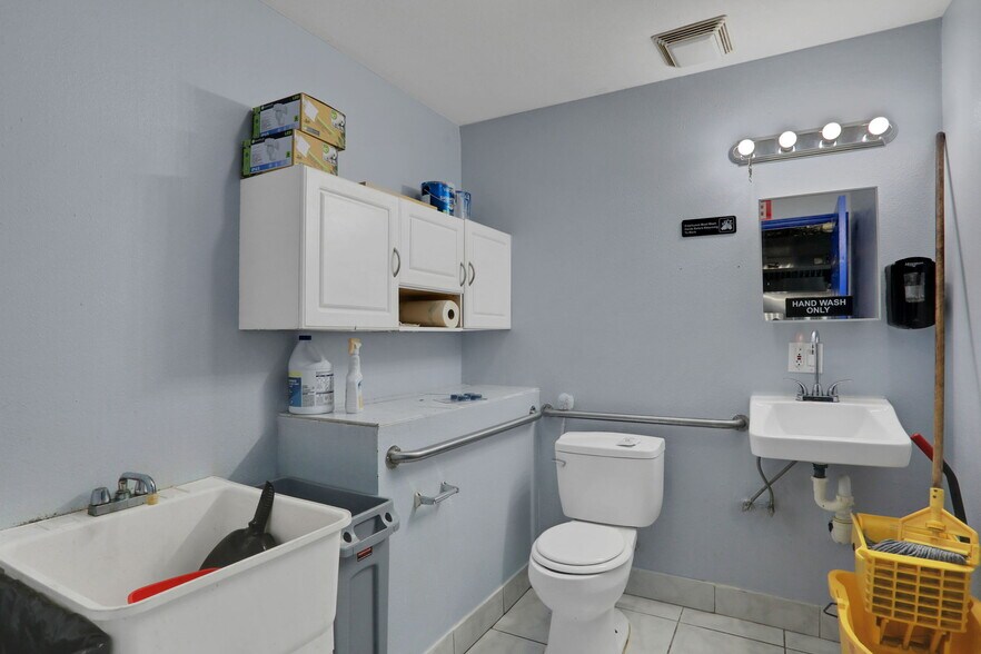 More Photos Of 413 Elm St, Welaka Freestanding For Sale