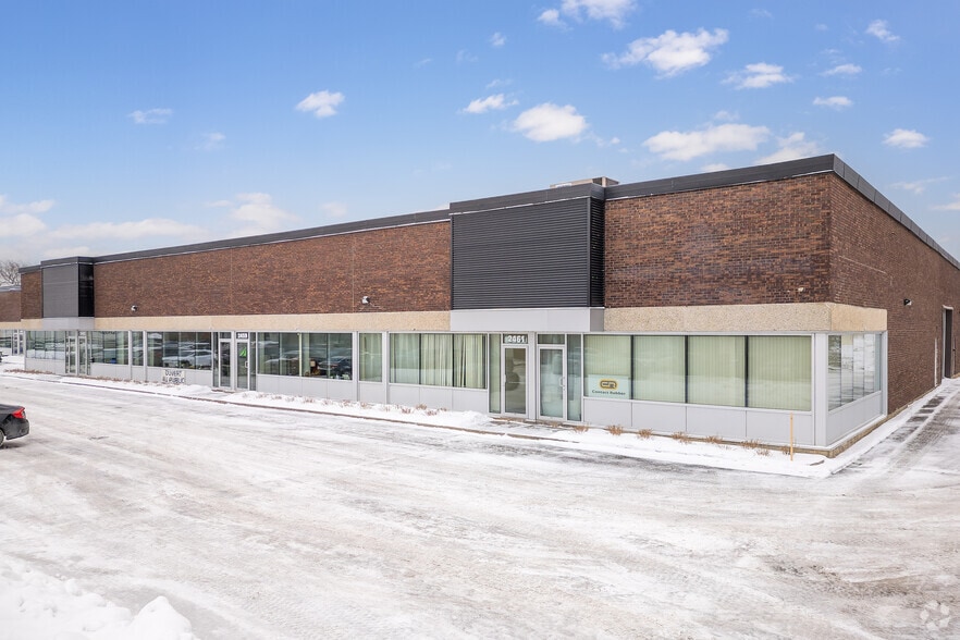 More Photos Of 2401-2465 Ave 46th, Montréal Warehouse For Lease