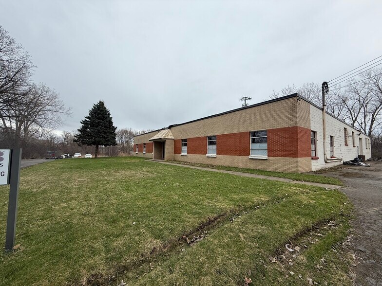 More Photos Of 6677 Moore Rd, Mattydale Flex For Lease