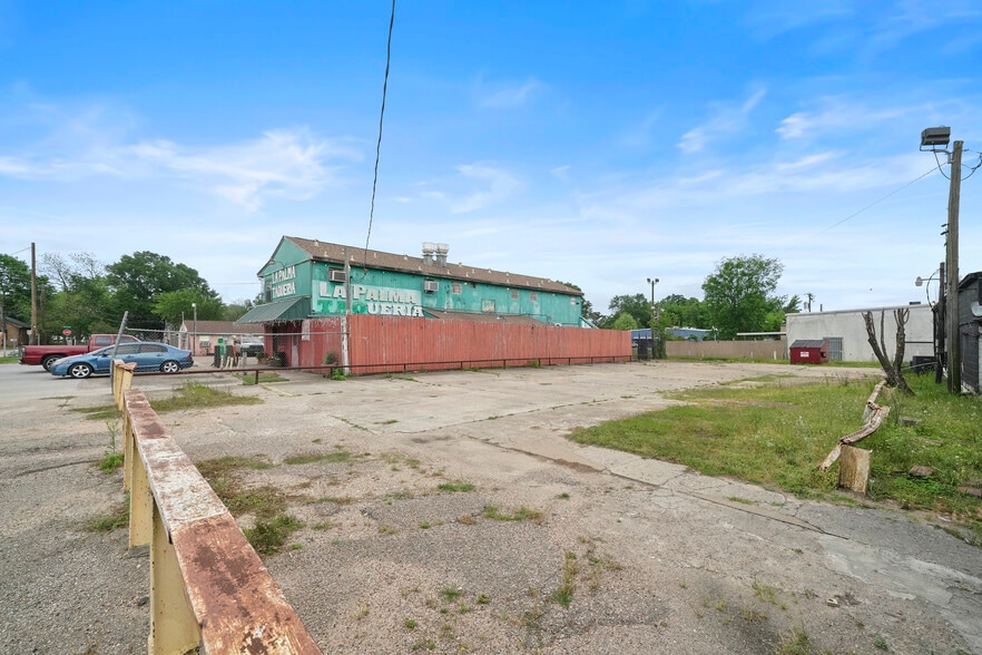 More Photos Of 200 S Frazier St, Conroe Bar For Sale