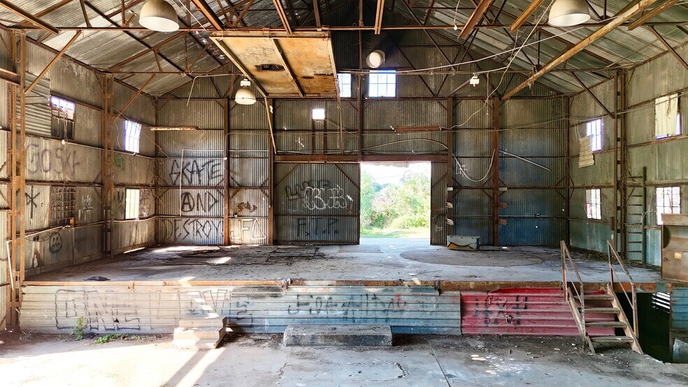 More Photos Of 305 W Houston St, Beeville Warehouse For Sale