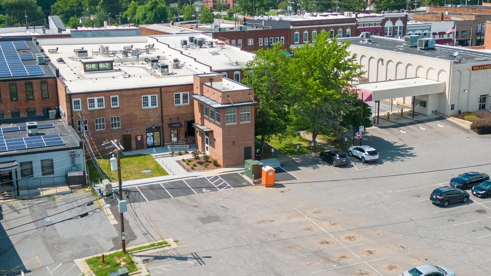 More Photos Of 121-129 N Main St, Mooresville Storefront Retail Office For Lease