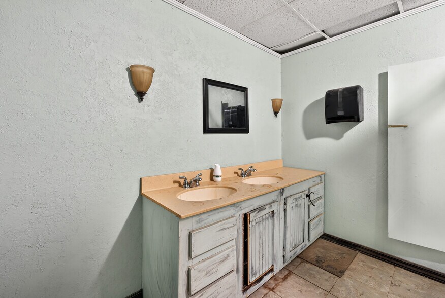 More Photos Of 1401 E Main St, Linn Flex For Sale