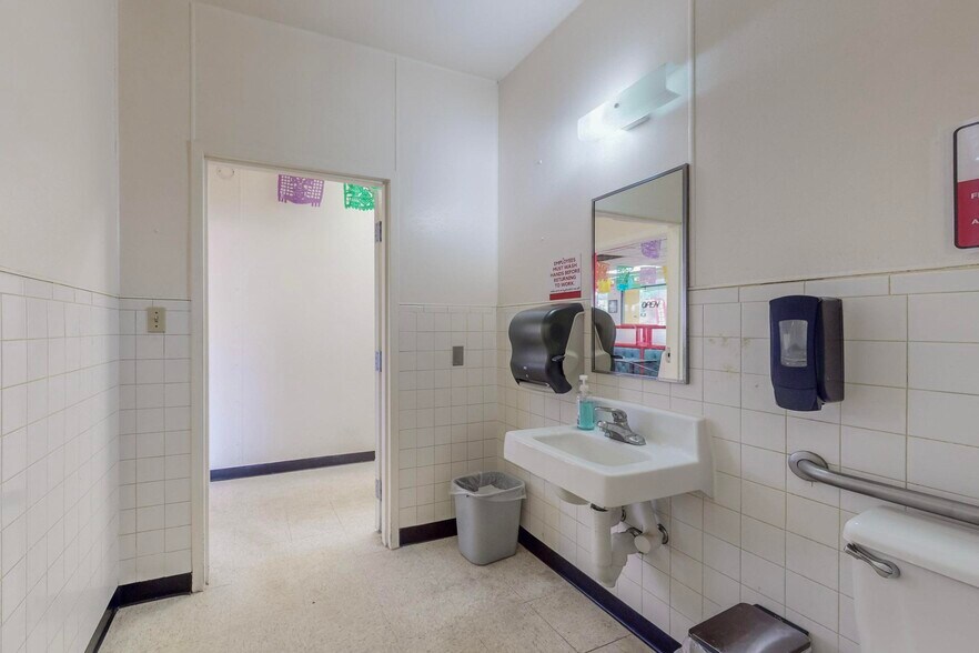 More Photos Of 2130-2301 Chelwood Park Blvd NE, Albuquerque Fast Food For Lease