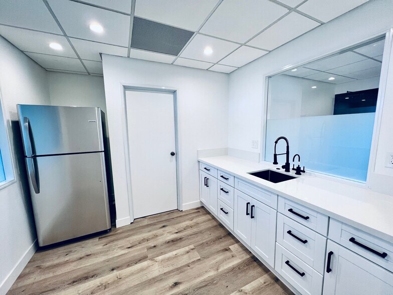 More Photos Of 11965 Venice Blvd, Los Angeles Loft Creative Space For Lease