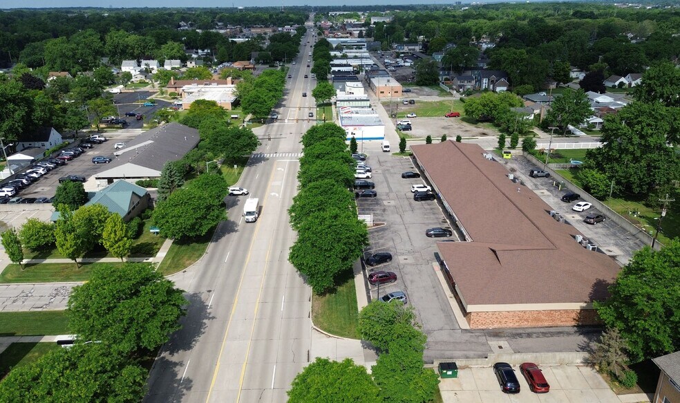 More Photos Of 560-650 W 14 Mile Rd, Clawson Unknown For Lease