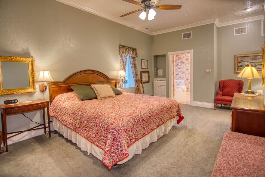 More Photos Of 226 Fort McKavitt St, Mason Hospitality For Sale