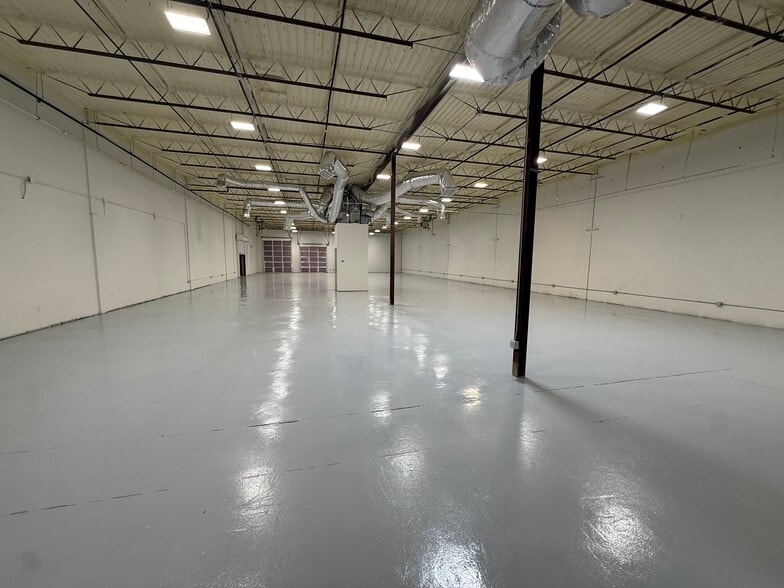 More Photos Of 10823 Sanden Dr, Dallas Flex For Lease