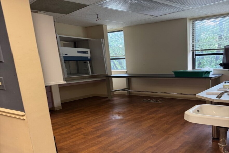 More Photos Of 40 York Rd, Towson Medical For Sale