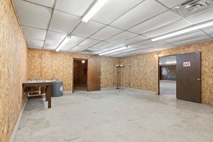 More Photos Of 450 US-259, Daingerfield Showroom For Sale