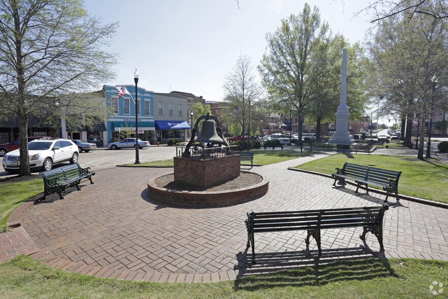 More Photos Of 124 Trinity St, Abbeville Storefront For Sale