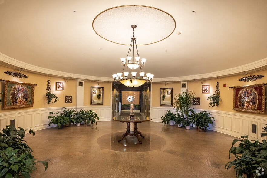 More Photos Of 377 Oak St, Garden City Office For Lease