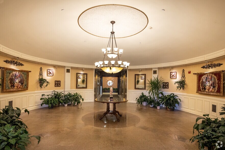 More Photos Of 377 Oak St, Garden City Office For Lease