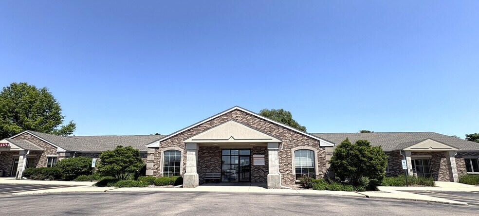 More Photos Of 1 E County Line Rd, Sandwich Medical For Lease