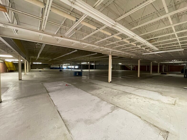 More Photos Of 6711 W Newberry Rd, Gainesville Department Store For Sale