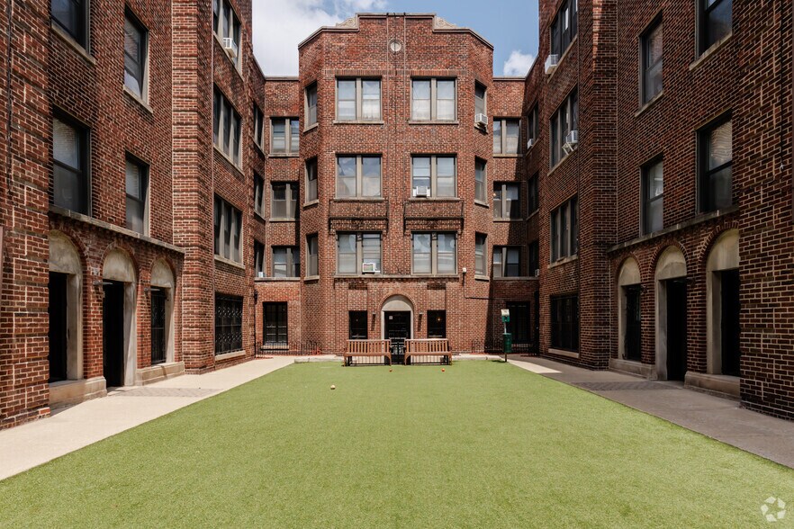 More Photos Of 632-644 W Addison St, Chicago Apartments For Lease