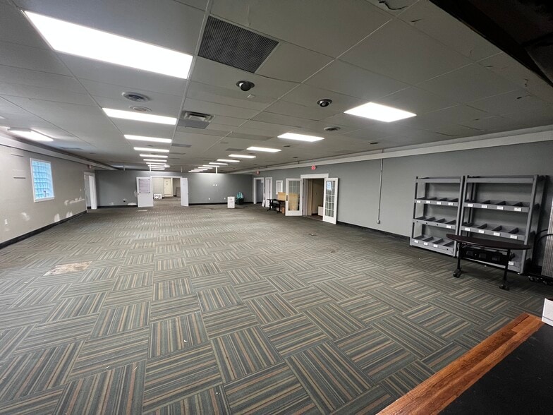 More Photos Of 1075 Ohio Pike, Cincinnati Office For Lease