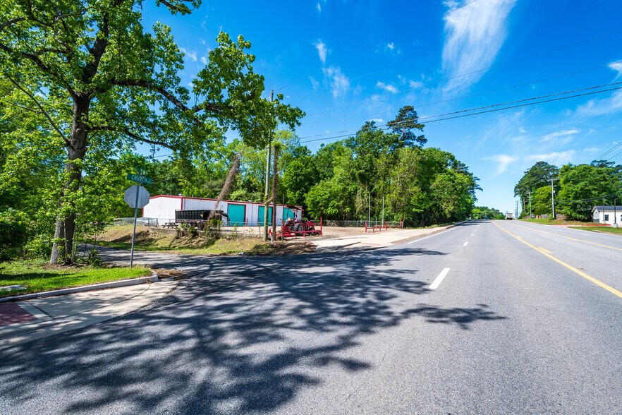 More Photos Of 910 E Church St, Livingston Service For Sale